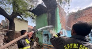 दमकलकर्मियों ने घनी आबादी के बीच स्थित घर में लगी आग पर पाया काबू