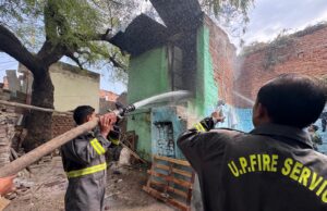 दमकलकर्मियों ने घनी आबादी के बीच स्थित घर में लगी आग पर पाया काबू