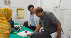 जिला अस्पताल में सफाई कर्मचारियों के ड्रेस में न मिलने पर जताई नाराजगी