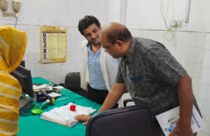 जिला अस्पताल में सफाई कर्मचारियों के ड्रेस में न मिलने पर जताई नाराजगी