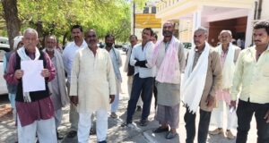 ग्रामीणों ने डीएम से की गाँव से लगे पहाड़ के पट्टा के आवंटन की प्रक्रिया पर रोक लगाने की माँग