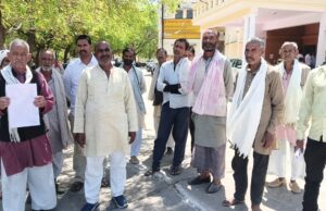 ग्रामीणों ने डीएम से की गाँव से लगे पहाड़ के पट्टा के आवंटन की प्रक्रिया पर रोक लगाने की माँग