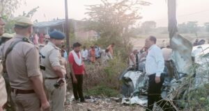 भीषण सड़क हादसे में कार सवार बुजुर्ग दंपत्ति सहित बहू की मौत बेटा घायल