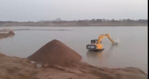 बांदा: बरियारी बालू खदान के गुंडों का आतंक जारी, किसान ने परिवार सहित डीएम से लगाई न्याय की गुहार