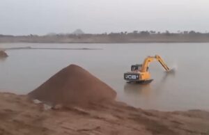 बांदा: बरियारी बालू खदान के गुंडों का आतंक जारी, किसान ने परिवार सहित डीएम से लगाई न्याय की गुहार