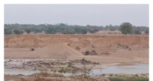 बांदा: क्या पूर्वाग्रसित होकर पथरी खदान में की कार्रवाई, हटेटी पूर्वा और बरियारी खदान में कार्रवाई कब