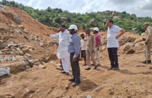 खान सुरक्षा महानिदेशालय के डिप्टी डायरेक्टर को जाँच में मिली खामियां परिचय- पसवारा पहाड़ का निरीक्षण करते डिप्टी डायरेक्टर डीजीएमएस