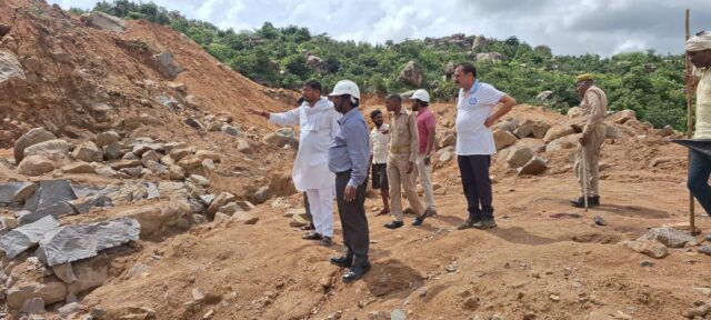 KHANAN-02 परिचय- पसवारा पहाड़ का निरीक्षण करते डिप्टी डायरेक्टर डीजीएमएस