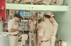आबकारी व थाना पुलिस की संयुक्त टीम द्वारा अभियान चलाकर की शराब दुकानों की चेकिंग