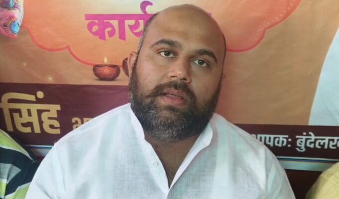 बांदा : बुंदेलखंड यूथ फाउंडेशन ने जरूरतमंदो को बाटी ‘दीपावली किट