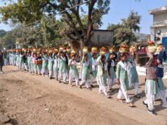 एक बनेंगे नेक बनेंगे हम सुधरेंगे युग सुधरेगा के जयकारों के साथ निकली कलश यात्रा