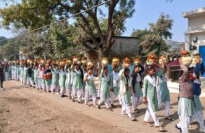 एक बनेंगे नेक बनेंगे हम सुधरेंगे युग सुधरेगा के जयकारों के साथ निकली कलश यात्रा