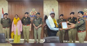 एएसपी ने अधिवर्षता आयु पूर्ण कर सेवानिवृत्त होने वाले पुलिसकर्मियों को पुष्पगुच्छ भेंट कर दी भावुक विदाई