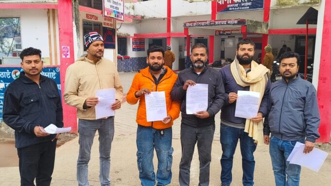 छोटे सर्राफा व्यापारियों का करोड़ों रूपये लेकर परिवार सहित फरार हुआ सर्राफा कारोबार