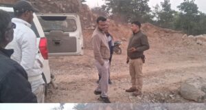 अवैध खनन करते पकड़ी गई जेसीबी मशीन सहित तीन ट्रैक्टर