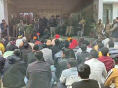 गौशालाओं में गौवंशों की मौत से आक्रोशित हिन्दू संगठनों के कार्यकर्ताओं और पदाधिकारियों का प्रदर्शन