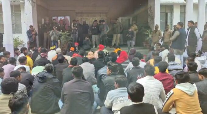 गौशालाओं में गौवंशों की मौत से आक्रोशित हिन्दू संगठनों के कार्यकर्ताओं और पदाधिकारियों का प्रदर्शन