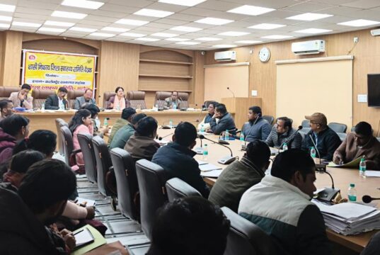 डीएम ने बैठक कर की स्वास्थ्य विभाग के कार्यों की समीक्षा